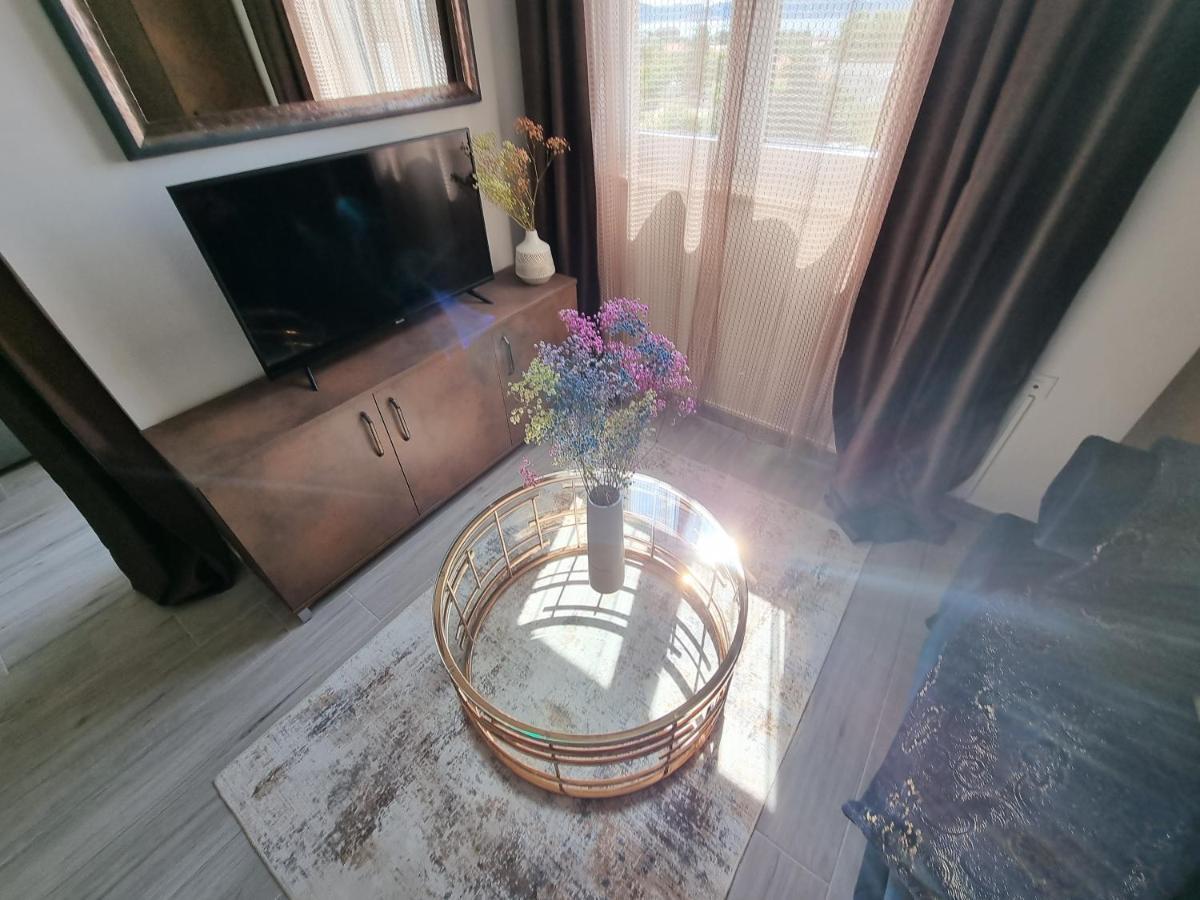 Beautifull Bell With Balcony And Sea View In Apartmán Zadar